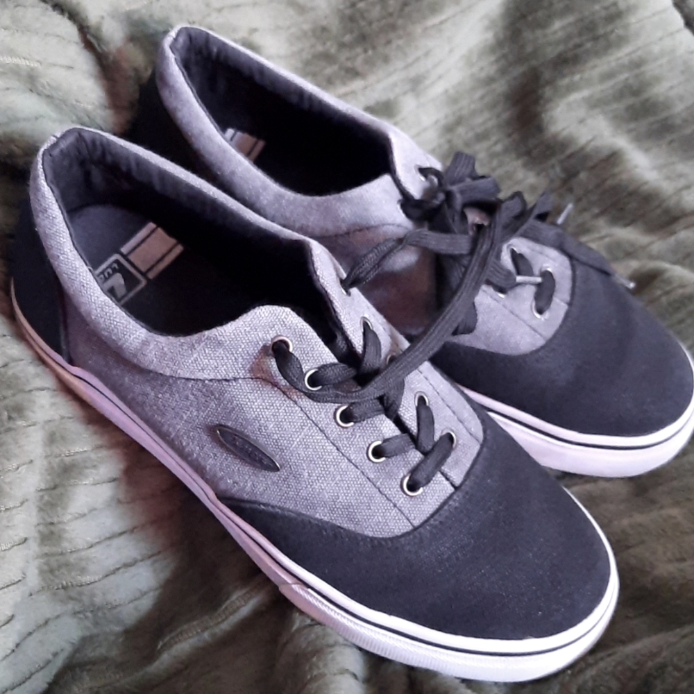 Lugz Sneakers Canvas men's Size 9.5 Black and Gray skate street casual.like new!